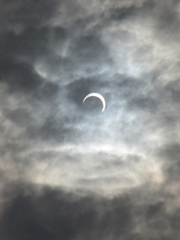 金環日食は きっと見えないと思っていたら、高松市は曇天のため雲がフィルターの役目を果たしたのか、雲の切れ間に見ることができました。残念な がら、金環日食は撮れませんでしたが、部分日食の写真です（カメラの液晶画面を見ているので、危険はないと思います）。