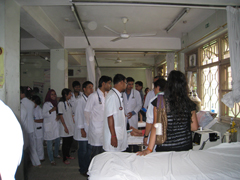 救急医療の現場です。多くの研修医と医学生が医師の診察の様子を学んでいます。