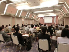 稲川利光先生の講演風景です。60人余り が参加し、熱心に聞き入りました