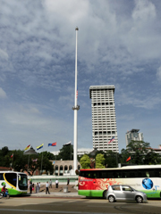 1957年8月31日に独 立宣言を行った広場で、世界一の高さを誇る掲揚塔。半旗になっているのは、州の王様が亡くなったためです。