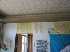 吉野さん宅の居間の壁には各地から寄せられた寄せ書きが掲示されています